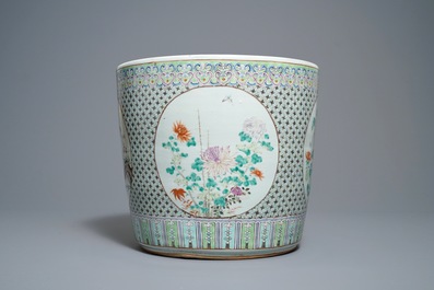 Une jardini&egrave;re en porcelaine de Chine famille rose, 19&egrave;me