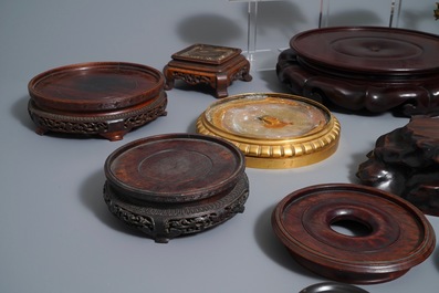 Een collectie Chinese houten en verguld bronzen sokkels, 19/20e eeuw