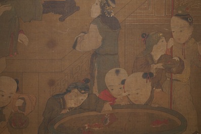 Chinese school, naar Su Hanchen (1094-1172), inkt en kleur op zijde: dame met kinderen bij een vissenkom