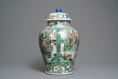 Een paar grote Chinese famille verte dekselvazen, Kangxi