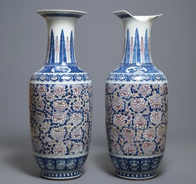 Une paire de grands vases en porcelaine de Chine en bleu, blanc et rouge de cuivre, 19&egrave;me