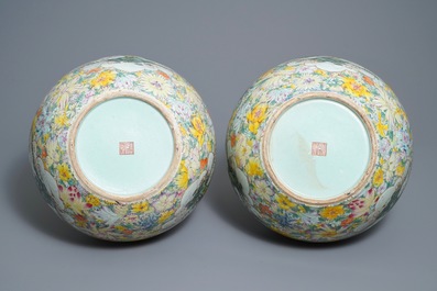 Une paire de vases de forme tianqiu ping en porcelaine de Chine famille rose, marque de Qianlong, 19/20&egrave;me