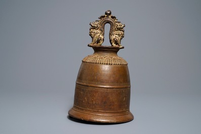 Une grande cloche de temple en bronze &agrave; inscription, Birmanie, 19&egrave;me