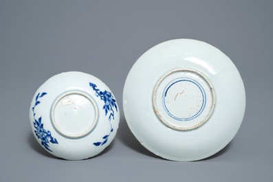 Vijf Chinese blauw-witte ko-sometsuke en kraakporseleinen borden, Wanli/Tianqi