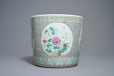 Une jardini&egrave;re en porcelaine de Chine famille rose, 19&egrave;me