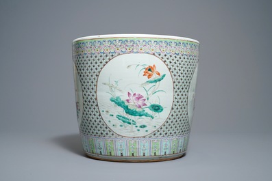 Une jardini&egrave;re en porcelaine de Chine famille rose, 19&egrave;me