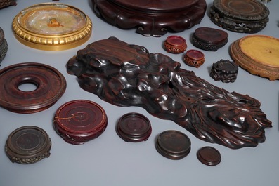 Een collectie Chinese houten en verguld bronzen sokkels, 19/20e eeuw