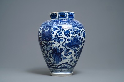 A Japanese blue and white octagonal Arita vase with birds among flowers, Edo, 17th C.