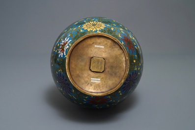 Een grote Chinese cloisonn&eacute; hu vaas met lotusslingers, gemerkt Qi Yu Bao Tung Chih Chen, 19e eeuw