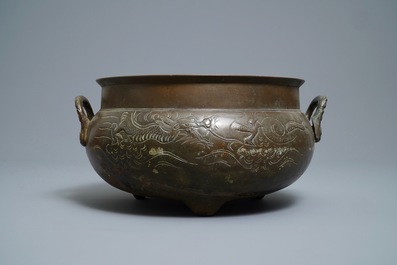 Un grand br&ucirc;le-parfum en bronze &agrave; d&eacute;cor de dragons, Chine, 19&egrave;me