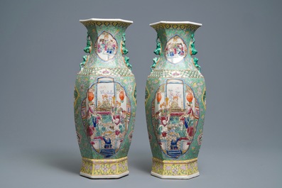 Une paire de vases de forme hexagonale en porcelaine de Chine famille rose, 20&egrave;me