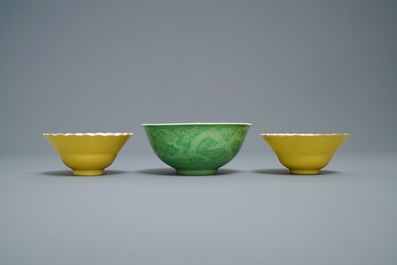 Een paar Chinese monochrome gele kommen en een groene 'draken' kom, Guangxu merken, 19/20e eeuw