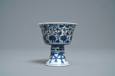 Een Chinese blauw-witte stem cup met Lan&ccedil;a inscripties, Qianlong merk en periode