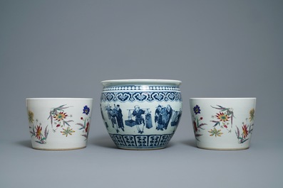 Een paar Chinese famille rose jardini&egrave;res en een blauw-witte, 19e eeuw