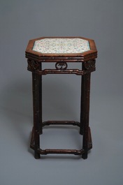 Un plaque en porcelaine de Chine famille rose mont&eacute;e dans un socle en bois huali, Jiaqing