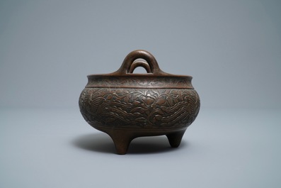 Een Chinese bronzen wierookbrander met feniksen en pioenen, Xuande merk, 18e eeuw