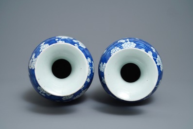 Une paire de vases en porcelaine de Chine en bleu et blanc, 19&egrave;me