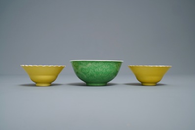 Une paire de bols en porcelaine de Chine jaune monochrome et un en vert de citron, marque de Guangxu, 19/20&egrave;me