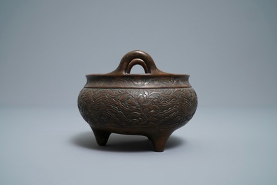 Een Chinese bronzen wierookbrander met feniksen en pioenen, Xuande merk, 18e eeuw