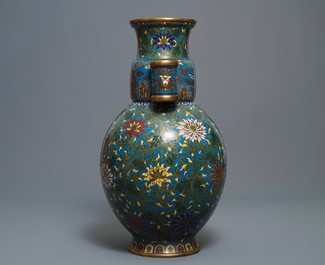 Een grote Chinese cloisonn&eacute; hu vaas met lotusslingers, gemerkt Qi Yu Bao Tung Chih Chen, 19e eeuw