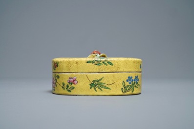 Een Chinese famille rose dekseldoos met gele fondkleur, 19/20e eeuw