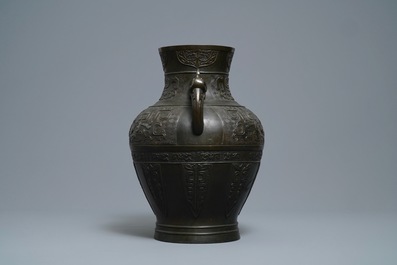 Een Chinese archa&iuml;sche bronzen vaas, Qianlong