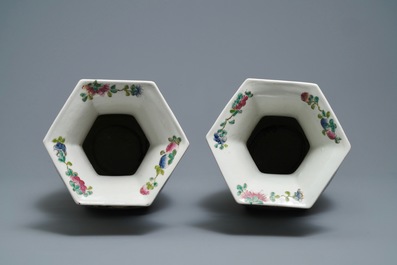 Une paire de vases de forme hexagonale en porcelaine de Chine famille rose, 20&egrave;me