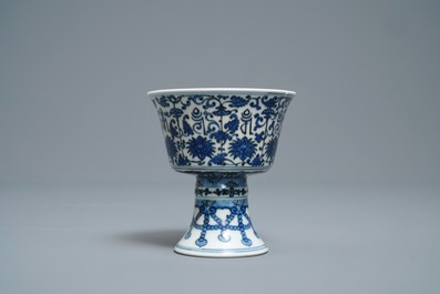 Un bol sur piedouche en porcelaine de Chine en bleu et blanc, marque et &eacute;poque de Qianlong