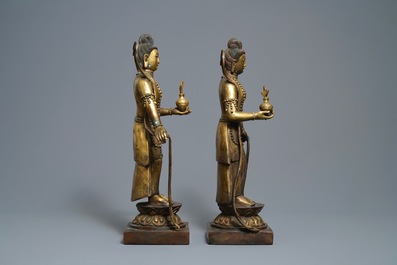 Een paar grote Chinese verguld bronzen figuren, China, 19e eeuw