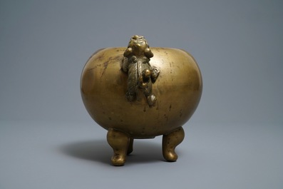 Un grand br&ucirc;le-parfum en bronze sur socle, Chine, 19&egrave;me