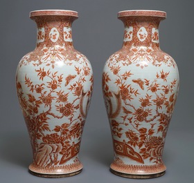 Une paire de grands vases en porcelaine de Chine &agrave; d&eacute;cor de ph&eacute;nix en rouge de fer et dor&eacute;, Qianlong