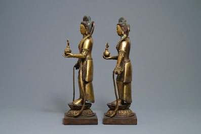 Een paar grote Chinese verguld bronzen figuren, China, 19e eeuw