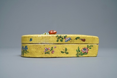 A Chinese yellow-ground famille rose box and cover, 19/20th C.