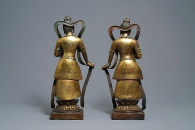 Une paire de grandes figures en bronze dor&eacute;, Chine, 19&egrave;me