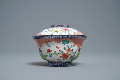 Un bol couvert en &eacute;maux de Canton &agrave; d&eacute;cor de fleurs et papillons, Chine, Qianlong/Jiaqing