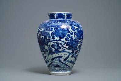 A Japanese blue and white octagonal Arita vase with birds among flowers, Edo, 17th C.