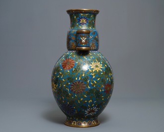 Un grand vase de forme hu en &eacute;maux cloisonn&eacute;s, marque Qi Yu Bao Tung Chih Chen, Chine, 19&egrave;me