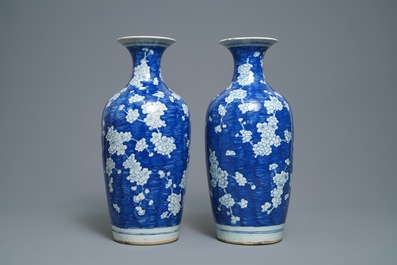 Une paire de vases en porcelaine de Chine en bleu et blanc, 19&egrave;me