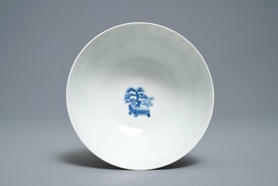 Un bol en porcelaine de Chine en bleu et blanc &agrave; d&eacute;cor d'un po&ecirc;me, marque de Chenghua, Kangxi