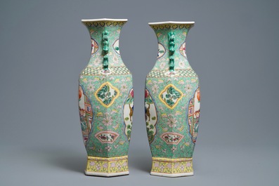 Une paire de vases de forme hexagonale en porcelaine de Chine famille rose, 20&egrave;me