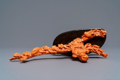 Un groupe en corail rouge figurant une femme entour&eacute; de branches fleuries, Chine, 19&egrave;me