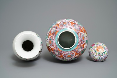 Een Chinese famille rose dekselvaas en een vaas met floraal decor, 19/20e eeuw