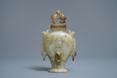 Un vase en forme de deux poissons et un mod&egrave;le d'un chien en jade, Chine, 19/20&egrave;me