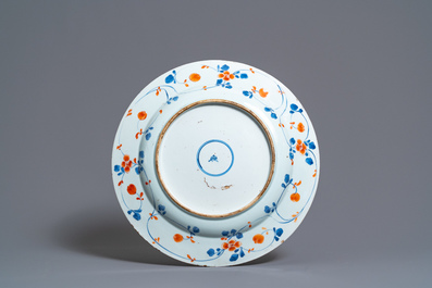 Trois plats en porcelaine de Chine de style Imari, Kangxi