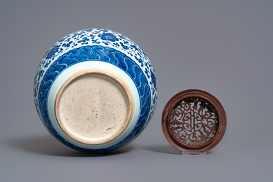 Un vase de forme boule en porcelaine de Chine en bleu et blanc, Qianlong