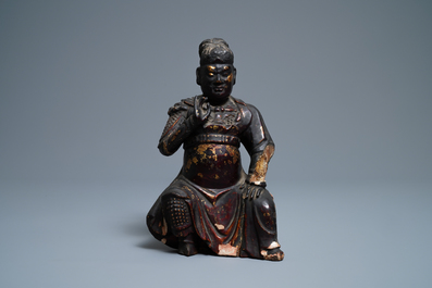 Een Chinese gelakt en verguld houten figuur van Guan Yu, Ming