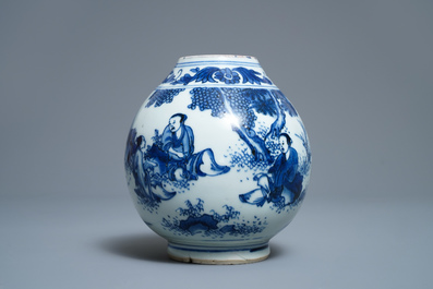 Un vase en porcelaine de Chine en bleu et blanc &agrave; d&eacute;cor de figures dans un paysage, &eacute;poque Transition