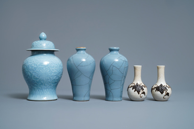 Cinq vases en porcelaine de Chine bleu lavende monochrome et craquel&eacute;, 19/20&egrave;me
