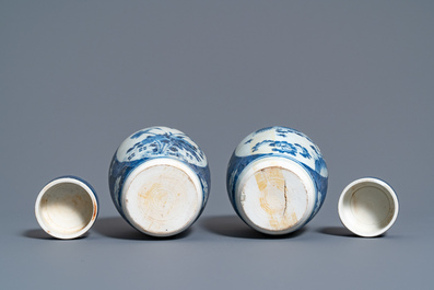 Une paire de pots couverts en porcelaine de Chine en bleu et blanc, &eacute;pave du Hatcher cargo, &eacute;poque Transition