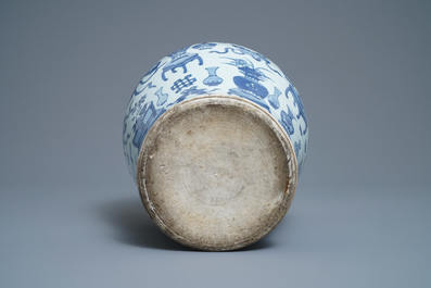 Un vase en porcelaine de Chine en bleu et blanc &agrave; d&eacute;cor d'antiquit&eacute;s, Kangxi